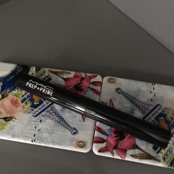 2/$25 💋 HP🎉 M·A·C Prep + Prime Lipstick Primer - Picture 2 of 4
